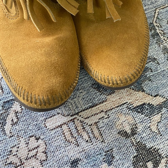 MINNETONKA 3-Layer Fringe Boot Size 10 - Picture 9 of 10